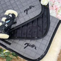 Pénélope Eden by - Tapis de selle Pied-de-poule noir NoirVarianteCheval/ Poney D / Noir - 99,00€