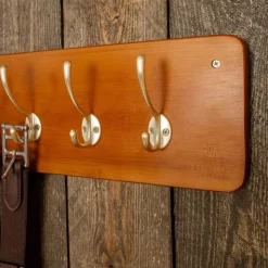 Grooming Deluxe - Porte pour sangles et vestes en bois Marron Clearance