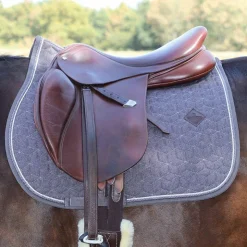 Kentucky Horsewear - Tapis de selle Laine gris GrisVarianteCheval/ Poney D / Gris - 79,99€ Clearance